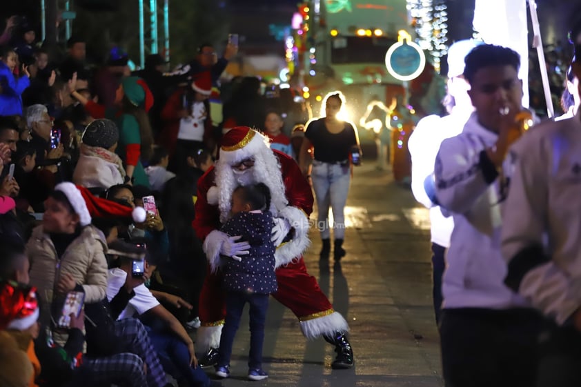 Cientos de duranguenses se reunieron en el Centro de la ciudad para apreciar el desfile navideño.