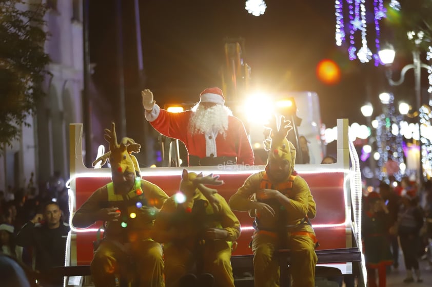 Cientos de duranguenses se reunieron en el Centro de la ciudad para apreciar el desfile navideño.