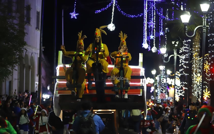 Cientos de duranguenses se reunieron en el Centro de la ciudad para apreciar el desfile navideño.