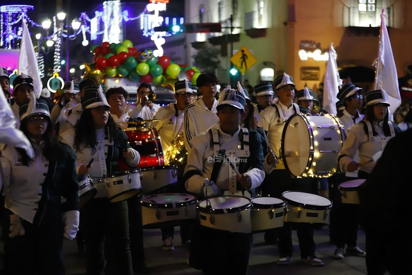 Cientos de duranguenses se reunieron en el Centro de la ciudad para apreciar el desfile navideño.