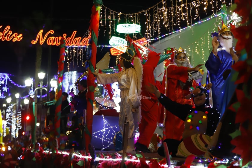 Cientos de duranguenses se reunieron en el Centro de la ciudad para apreciar el desfile navideño.