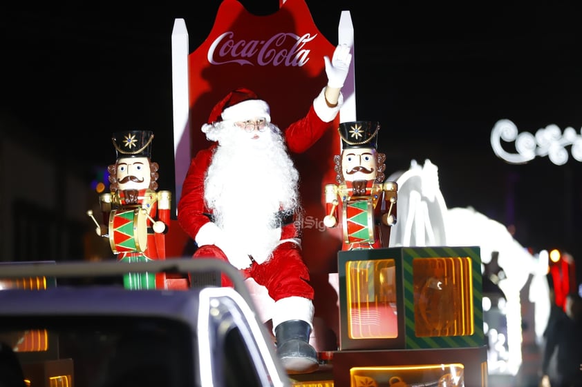 Cientos de duranguenses se reunieron en el Centro de la ciudad para apreciar el desfile navideño.