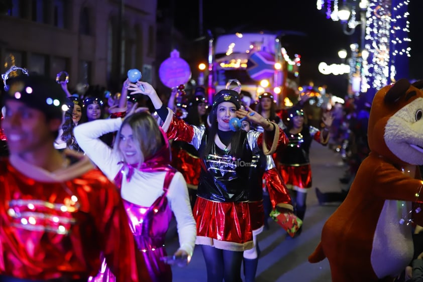 Cientos de duranguenses se reunieron en el Centro de la ciudad para apreciar el desfile navideño.