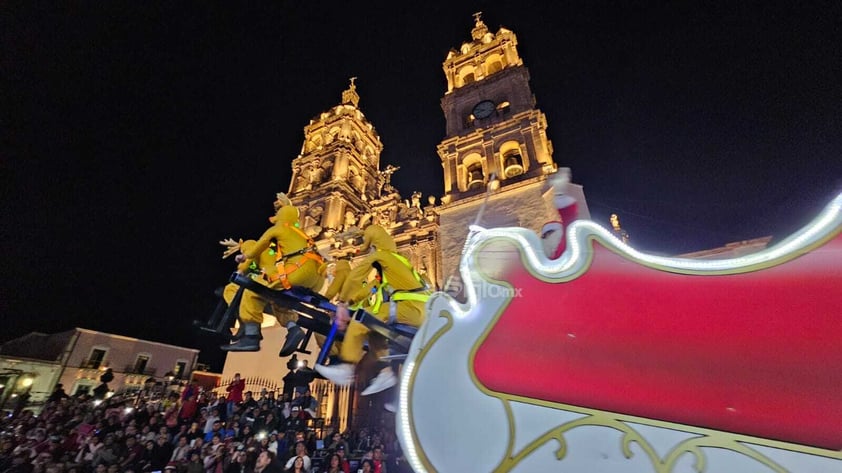 Cientos de duranguenses se reunieron en el Centro de la ciudad para apreciar el desfile navideño.