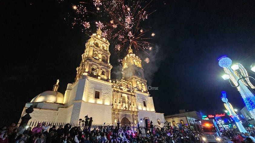 Cientos de duranguenses se reunieron en el Centro de la ciudad para apreciar el desfile navideño.