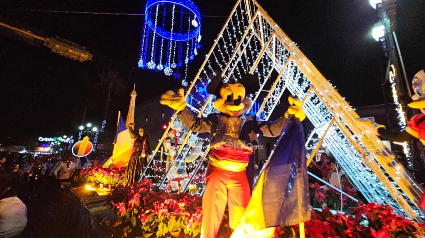 Cientos de duranguenses se reunieron en el Centro de la ciudad para apreciar el desfile navideño.