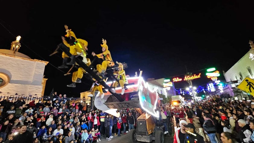 Cientos de duranguenses se reunieron en el Centro de la ciudad para apreciar el desfile navideño.