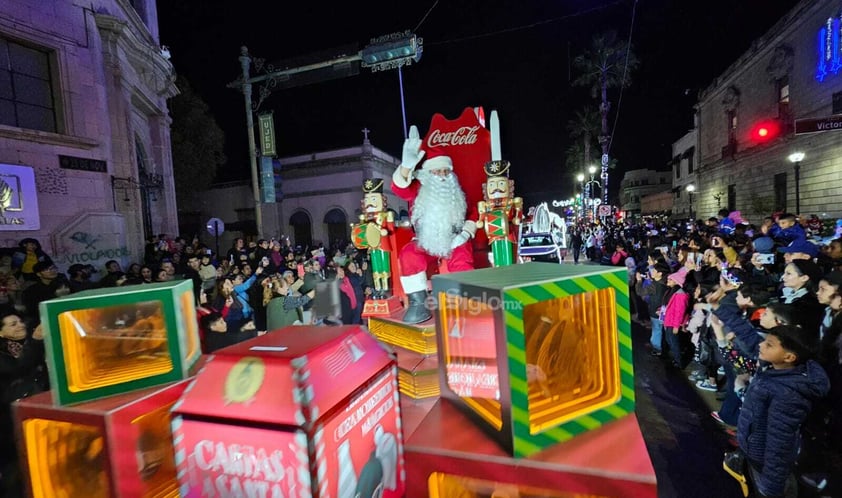 Cientos de duranguenses se reunieron en el Centro de la ciudad para apreciar el desfile navideño.