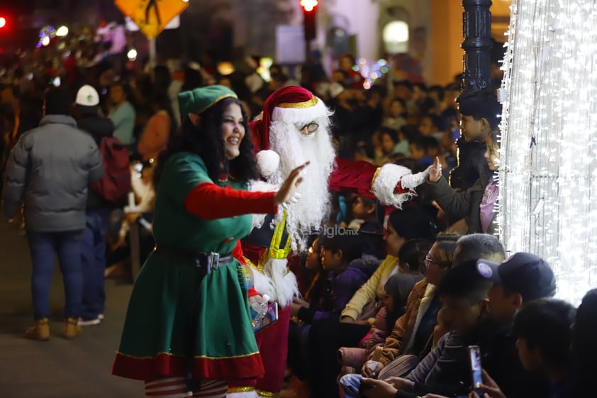 Cientos de duranguenses se reunieron en el Centro de la ciudad para apreciar el desfile navideño.