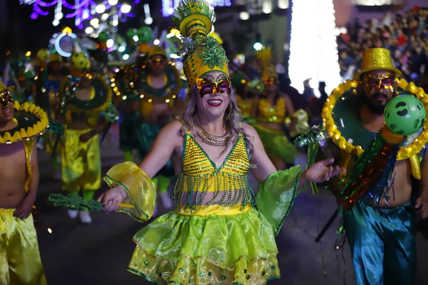 Cientos de duranguenses se reunieron en el Centro de la ciudad para apreciar el desfile navideño.