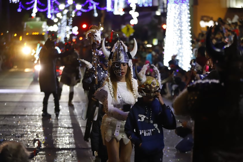 Cientos de duranguenses se reunieron en el Centro de la ciudad para apreciar el desfile navideño.