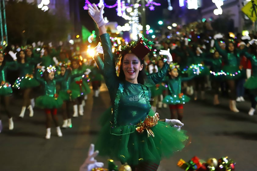 Cientos de duranguenses se reunieron en el Centro de la ciudad para apreciar el desfile navideño.