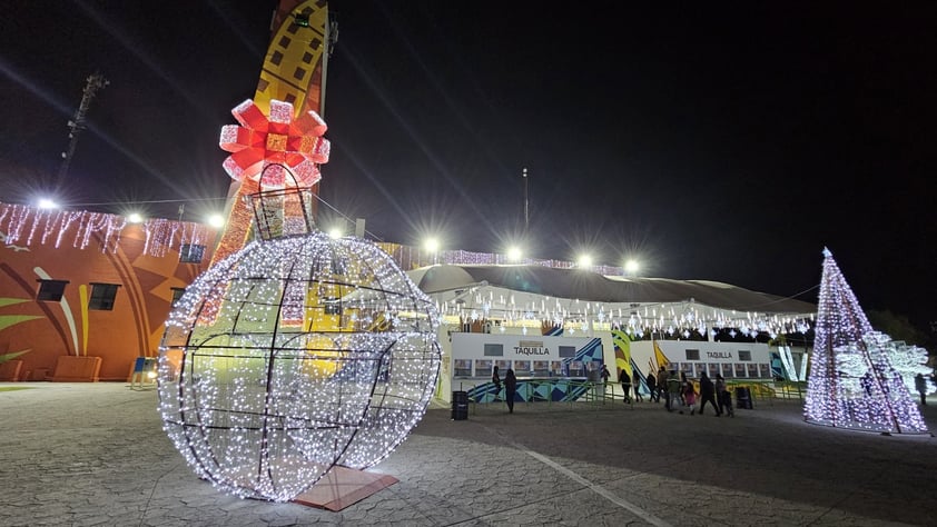 Familias Duranguenses disfrutan la Feria Navideña