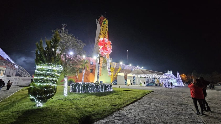 Familias Duranguenses disfrutan la Feria Navideña