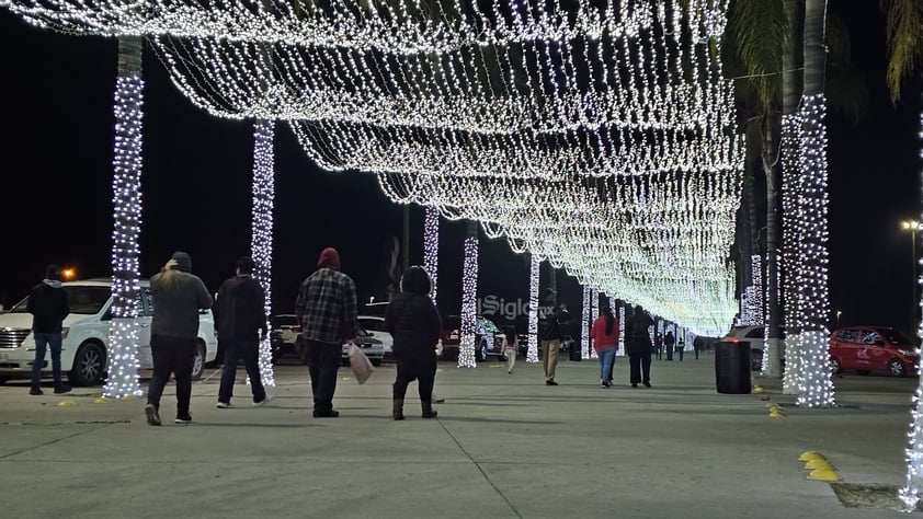 Familias Duranguenses disfrutan la Feria Navideña