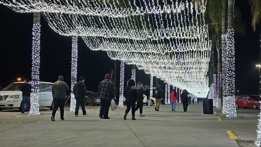 Familias Duranguenses disfrutan la Feria Navideña