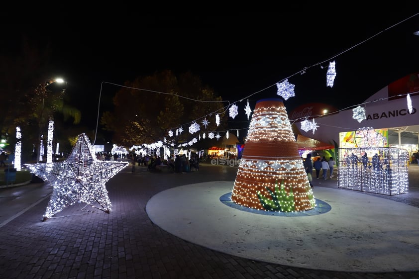 Familias Duranguenses disfrutan la Feria Navideña