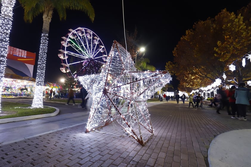 Familias Duranguenses disfrutan la Feria Navideña