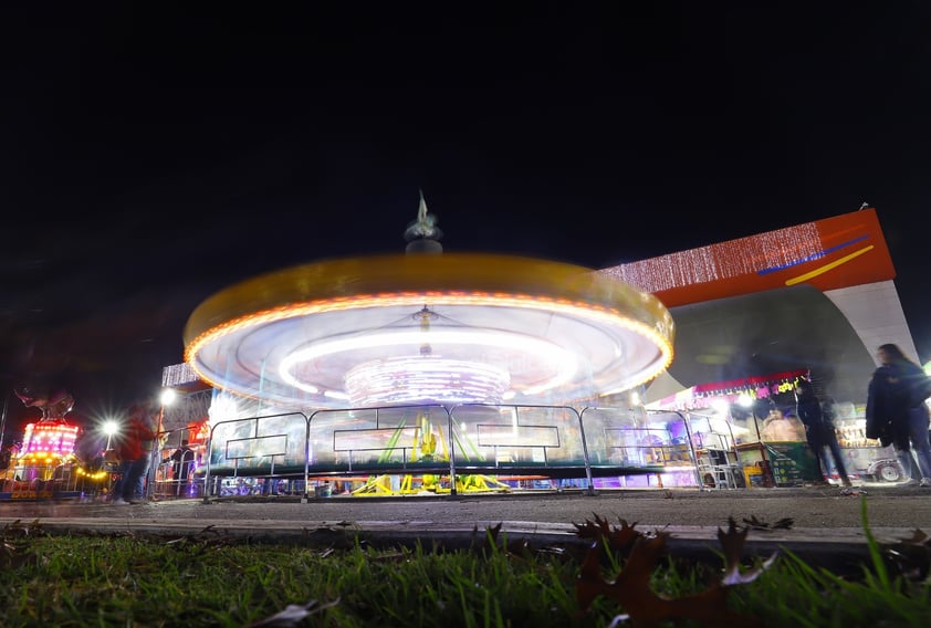 Familias Duranguenses disfrutan la Feria Navideña