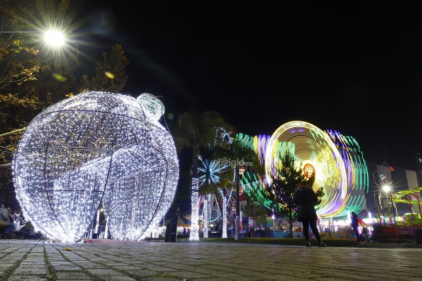 Familias Duranguenses disfrutan la Feria Navideña