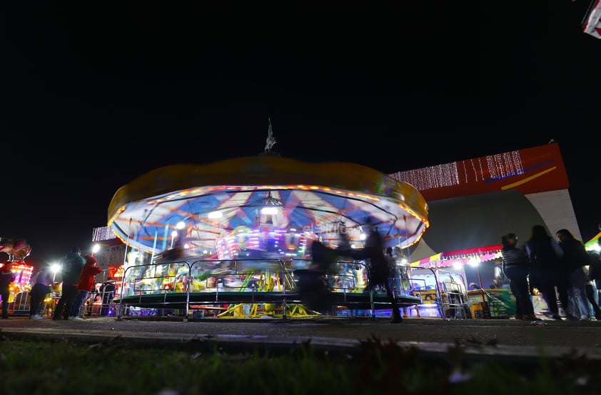 Familias Duranguenses disfrutan la Feria Navideña