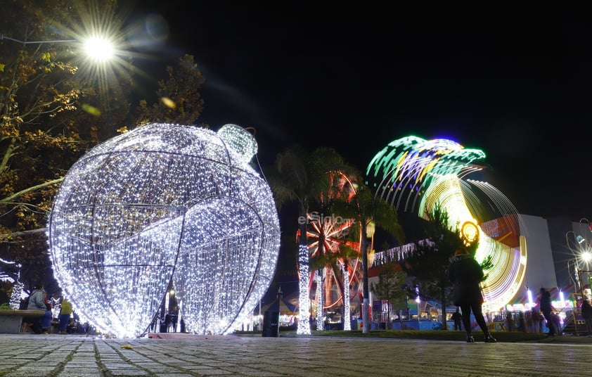 Familias Duranguenses disfrutan la Feria Navideña