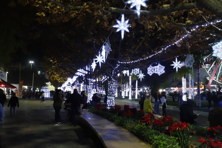 Familias Duranguenses disfrutan la Feria Navideña