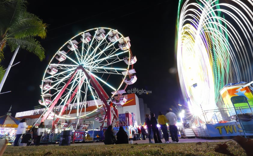 Familias Duranguenses disfrutan la Feria Navideña