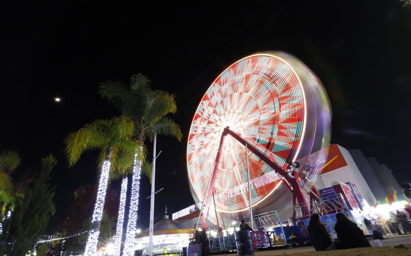 Familias Duranguenses disfrutan la Feria Navideña