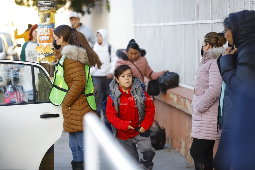 Este lunes, bajo una mañana fría, alumnos y alumnas de educación básica regresaron a clases en Durango.