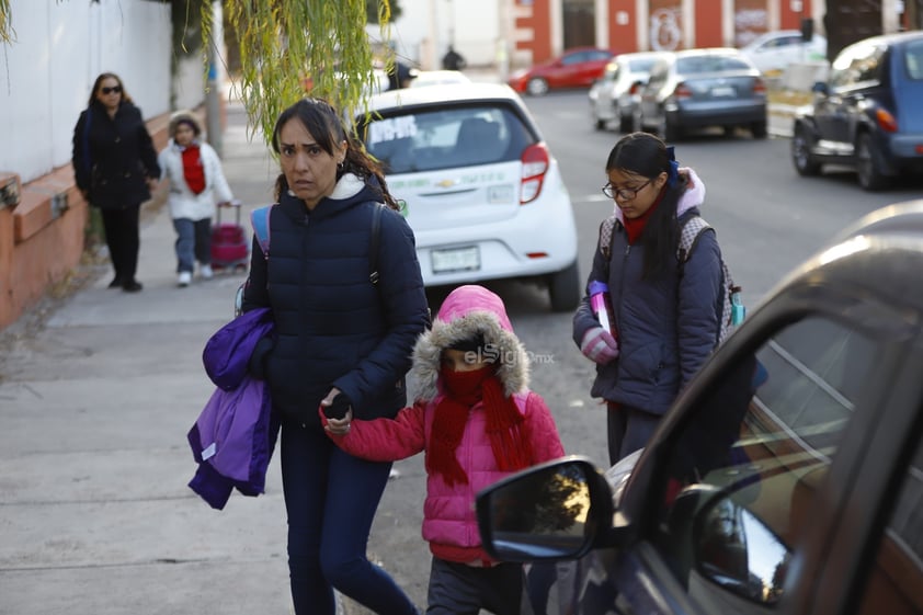 Este lunes, bajo una mañana fría, alumnos y alumnas de educación básica regresaron a clases en Durango.