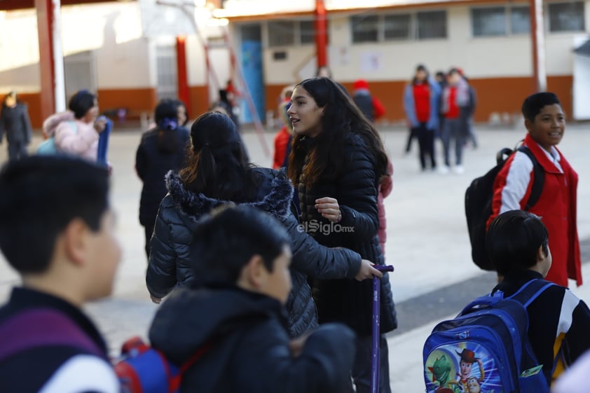 Este lunes, bajo una mañana fría, alumnos y alumnas de educación básica regresaron a clases en Durango.