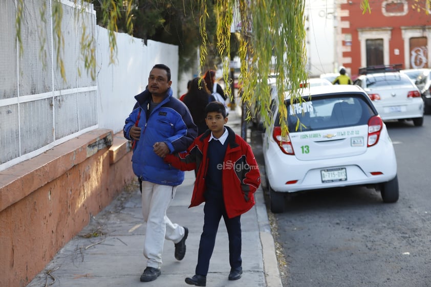 Este lunes, bajo una mañana fría, alumnos y alumnas de educación básica regresaron a clases en Durango.