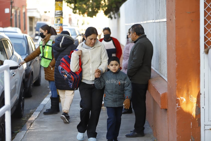 Este lunes, bajo una mañana fría, alumnos y alumnas de educación básica regresaron a clases en Durango.