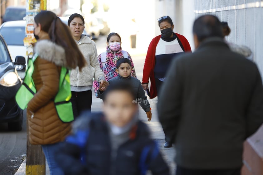 Este lunes, bajo una mañana fría, alumnos y alumnas de educación básica regresaron a clases en Durango.