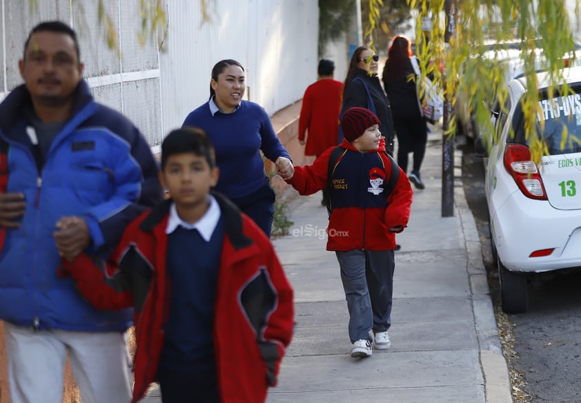 Este lunes, bajo una mañana fría, alumnos y alumnas de educación básica regresaron a clases en Durango.