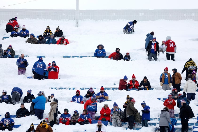 Con el termómetro bajo cero y una sensación térmica de -14 grados dado el fuerte viento, miles de verdaderos valientes decidieron desafiar el gélido clima al norte de los EU para darse cita en el Highmark Stadium de Buffalo, cuyo campo fue atendido a marchas forzadas para estar listo para el partido de Postemporada.