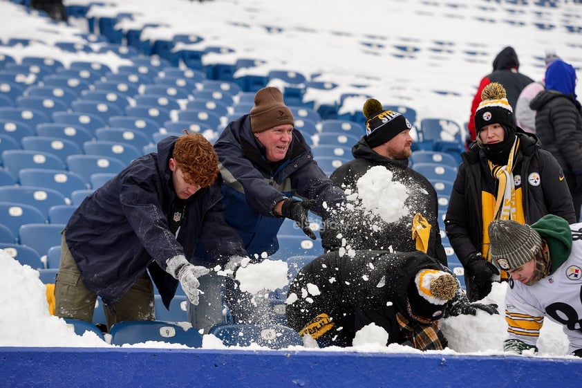 Con el termómetro bajo cero y una sensación térmica de -14 grados dado el fuerte viento, miles de verdaderos valientes decidieron desafiar el gélido clima al norte de los EU para darse cita en el Highmark Stadium de Buffalo, cuyo campo fue atendido a marchas forzadas para estar listo para el partido de Postemporada.