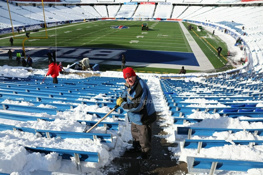 Con el termómetro bajo cero y una sensación térmica de -14 grados dado el fuerte viento, miles de verdaderos valientes decidieron desafiar el gélido clima al norte de los EU para darse cita en el Highmark Stadium de Buffalo, cuyo campo fue atendido a marchas forzadas para estar listo para el partido de Postemporada.