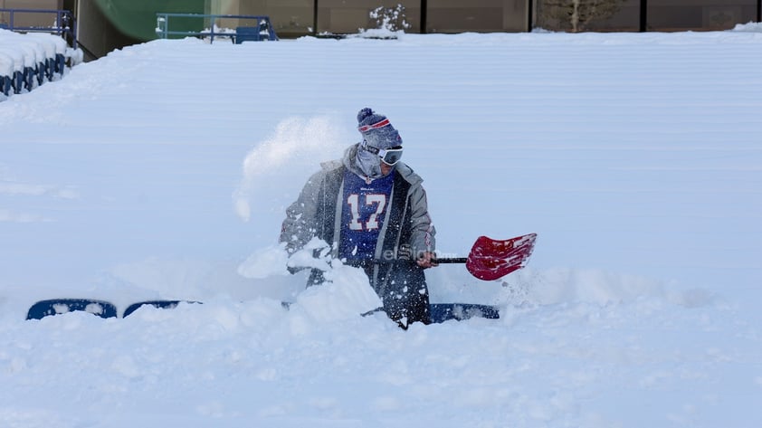 Con el termómetro bajo cero y una sensación térmica de -14 grados dado el fuerte viento, miles de verdaderos valientes decidieron desafiar el gélido clima al norte de los EU para darse cita en el Highmark Stadium de Buffalo, cuyo campo fue atendido a marchas forzadas para estar listo para el partido de Postemporada.