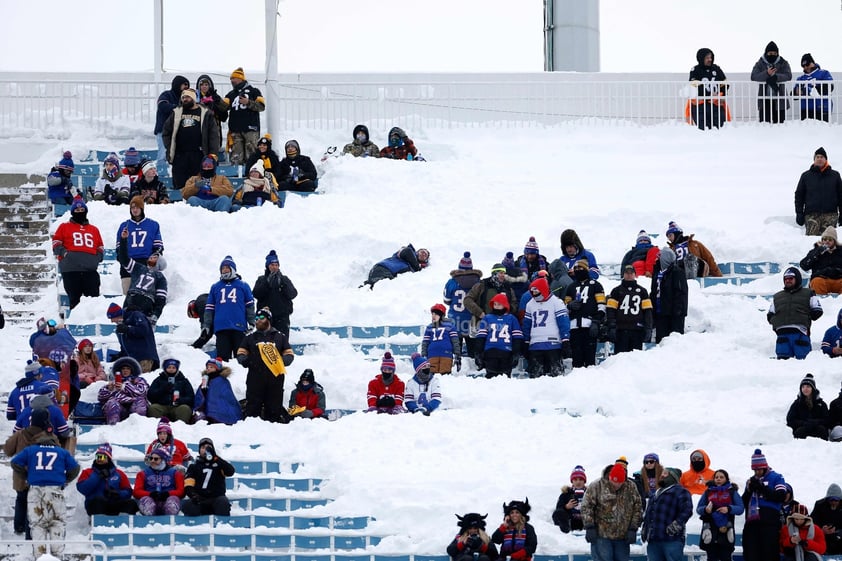 Con el termómetro bajo cero y una sensación térmica de -14 grados dado el fuerte viento, miles de verdaderos valientes decidieron desafiar el gélido clima al norte de los EU para darse cita en el Highmark Stadium de Buffalo, cuyo campo fue atendido a marchas forzadas para estar listo para el partido de Postemporada.