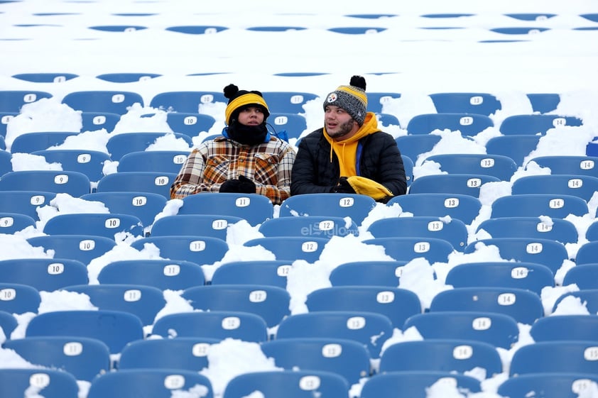 Con el termómetro bajo cero y una sensación térmica de -14 grados dado el fuerte viento, miles de verdaderos valientes decidieron desafiar el gélido clima al norte de los EU para darse cita en el Highmark Stadium de Buffalo, cuyo campo fue atendido a marchas forzadas para estar listo para el partido de Postemporada.