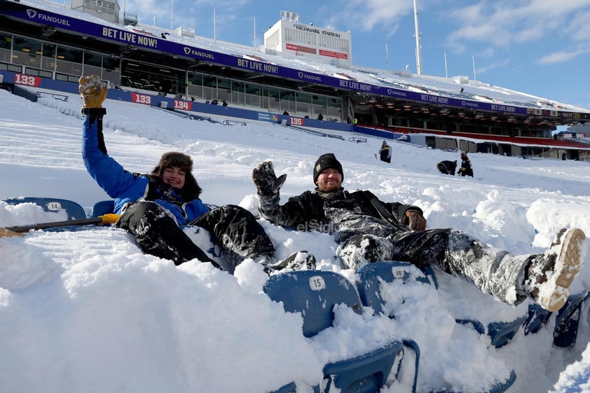 Con el termómetro bajo cero y una sensación térmica de -14 grados dado el fuerte viento, miles de verdaderos valientes decidieron desafiar el gélido clima al norte de los EU para darse cita en el Highmark Stadium de Buffalo, cuyo campo fue atendido a marchas forzadas para estar listo para el partido de Postemporada.