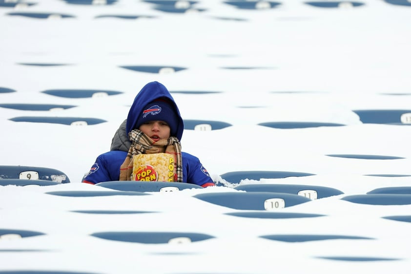 Con el termómetro bajo cero y una sensación térmica de -14 grados dado el fuerte viento, miles de verdaderos valientes decidieron desafiar el gélido clima al norte de los EU para darse cita en el Highmark Stadium de Buffalo, cuyo campo fue atendido a marchas forzadas para estar listo para el partido de Postemporada.