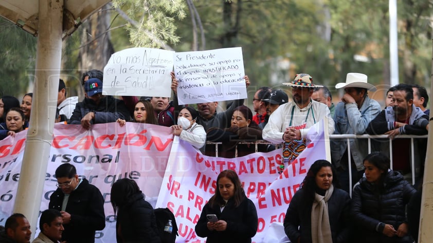 Este sábado, el presidente Andrés Manuel López Obrador visitó la capital duranguense, la primera desde el inicio de su mandato. Algunas personas aprovecharon  para manifestarse, tales como el sector salud y educativo.