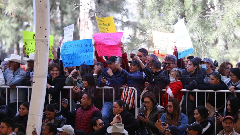 Este sábado, el presidente Andrés Manuel López Obrador visitó la capital duranguense, la primera desde el inicio de su mandato. Algunas personas aprovecharon  para manifestarse, tales como el sector salud y educativo.