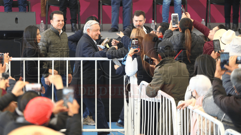 Este sábado, el presidente Andrés Manuel López Obrador visitó la capital duranguense, la primera desde el inicio de su mandato. Algunas personas aprovecharon  para manifestarse, tales como el sector salud y educativo.