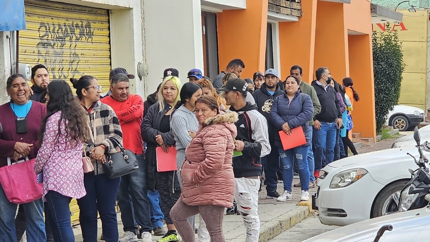 En Durango, módulos del INE presentan gran afluencia de ciudadanos por los últimos días para renovar este documento oficial.