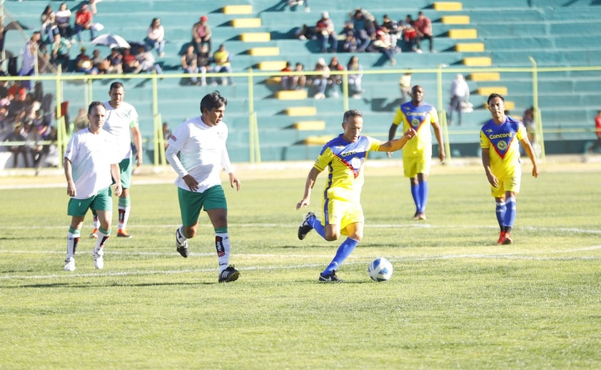 Exestrellas del Club América salieron la tarde del sábado 27 de enero al estadio Francisco Zarco y sorprender a la afición duranguense con el tradicional Juego de Leyendas.