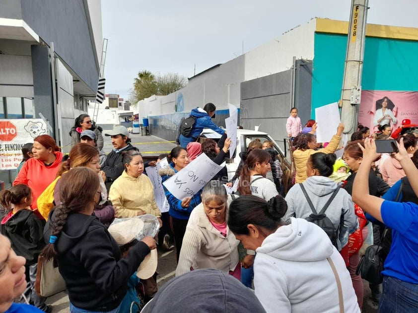 Habitantes de algunos asentamientos realizan manifestación afuera de AMD.